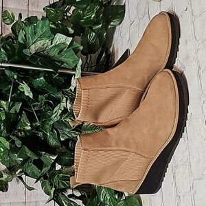 Eileen Fisher Lark Chelsea Slip on Boots 8